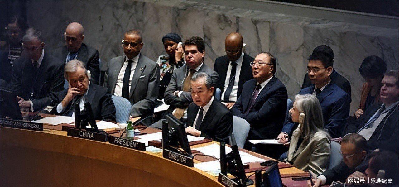 “外交男神”王毅年轻旧照，与妻子罕见同框，岳父曾是周总理秘书